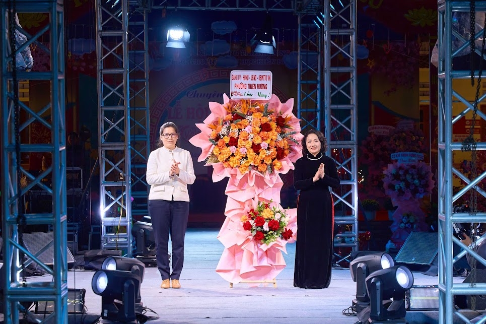 Lãnh đoạ địa phương tặng hoa chúc mừng trường tiểu học Kiền Bái.