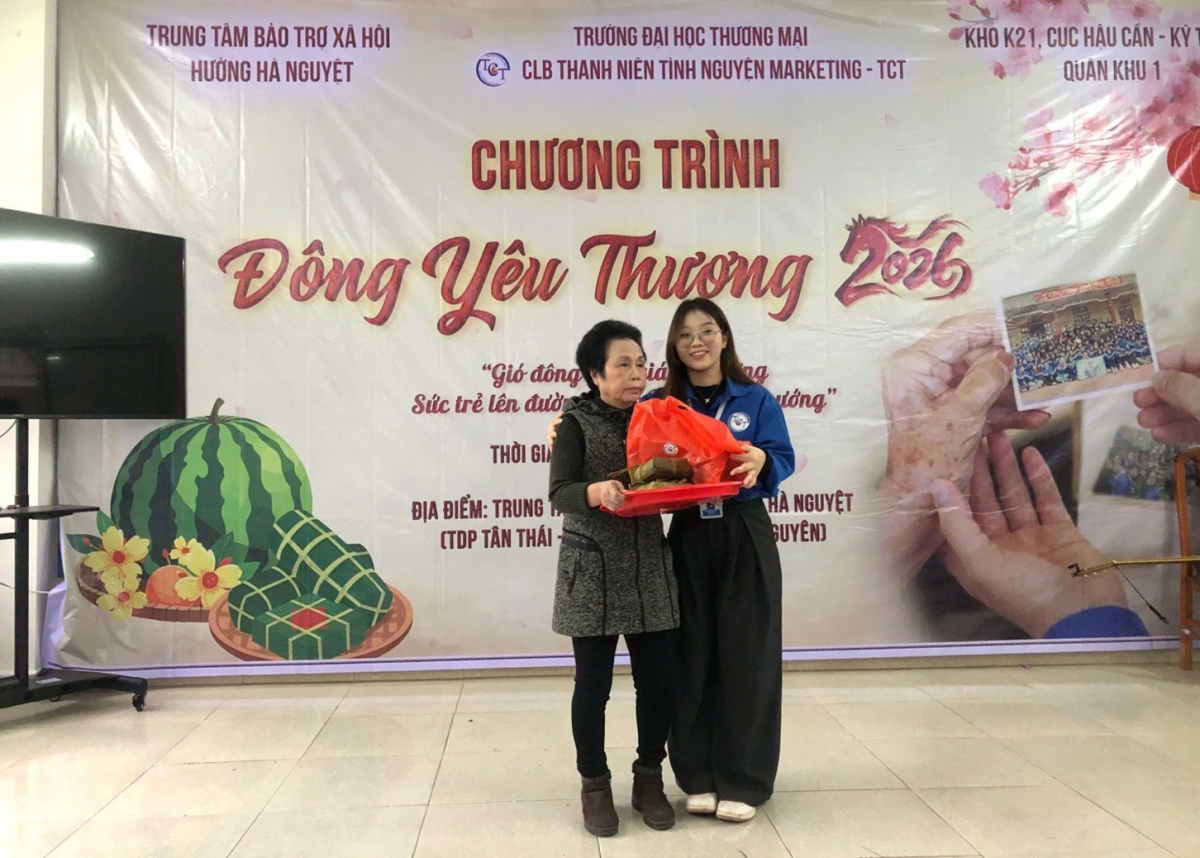Chủ nhiệm Câu lạc bộ Thanh niên tình nguyện Marketing TCT trao quà tượng trưng