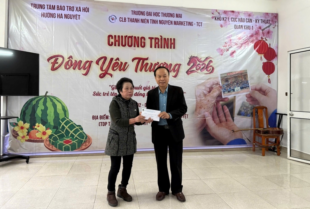 Hội Người cao tuổi tỉnh tặng quà Tết 2026 cho Trung tâm BTXH Hường Hà Nguyệt