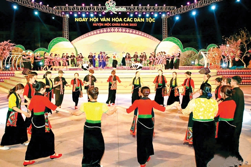 Xé Côống - một hình thức múa tập thể sơ khai cổ xưa nhất của người dân tộc Thái tại các bản mường Thái trước kia.