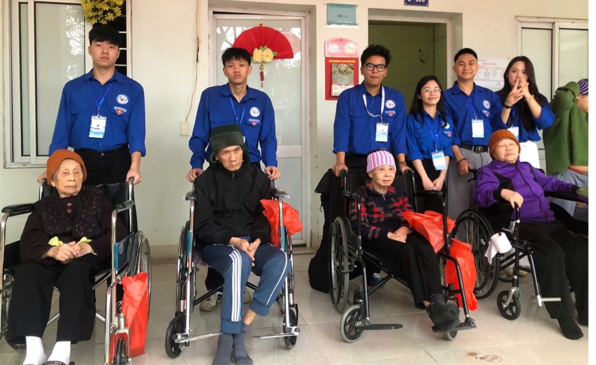 Tặng quà Tết cho NCT tại Trung tâm Bảo trợ xã hội Hường Hà Nguyệt