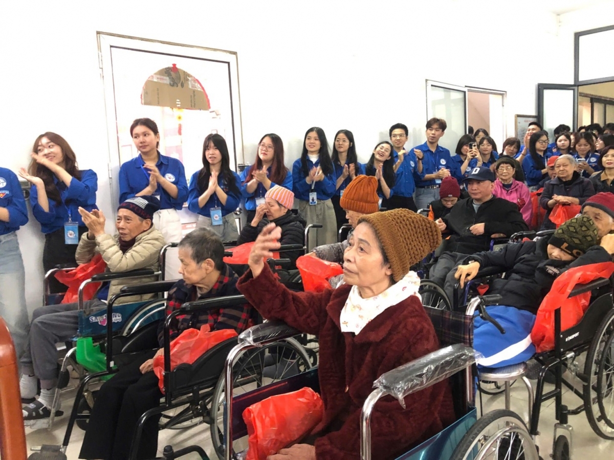 Ấm áp “Đông yêu thương” tại Trung tâm Bảo trợ Xã hội Hường Hà Nguyệt
