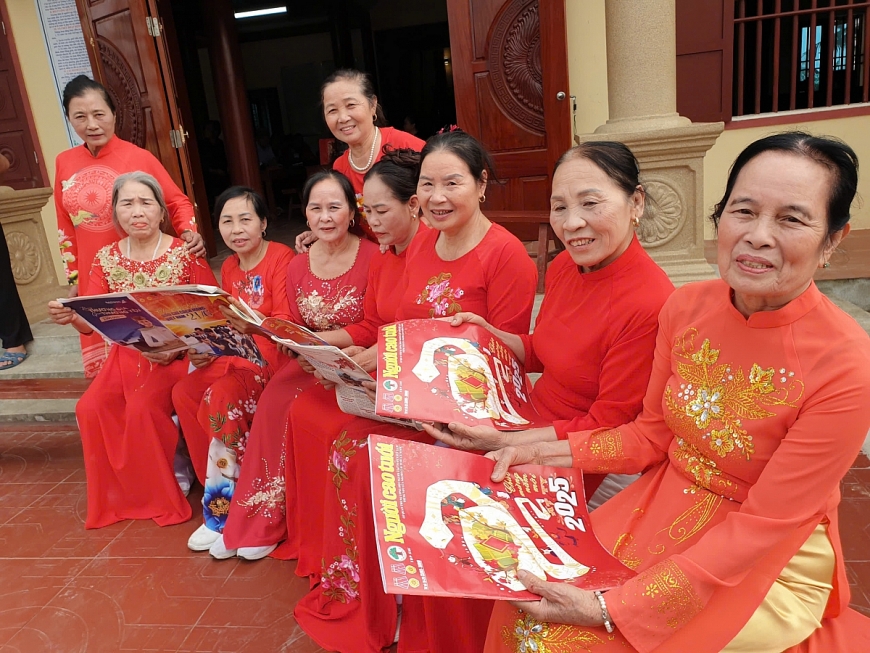  Các hội viên Chi hội NCT thôn Ngư Thôn Đại Bản sinh hoạt câu lạc bộ.