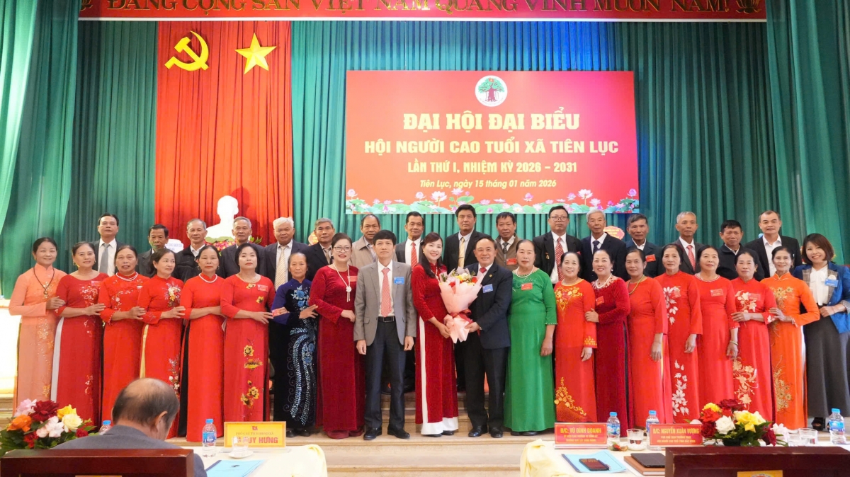 Lãnh đạo Hội NCT tỉnh Bắc Ninh tặng hoa chúc mừng Ban Chấp hành Hội NCT xã Tiên Lục