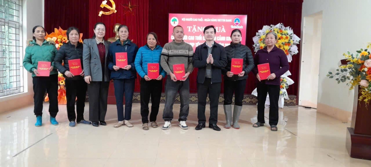 Món quà tuy nhỏ nhưng góp phần động viên, chia sẻ cho NCT hoàn cảnh khó khăn trên địa bàn tỉnh Lào Cai