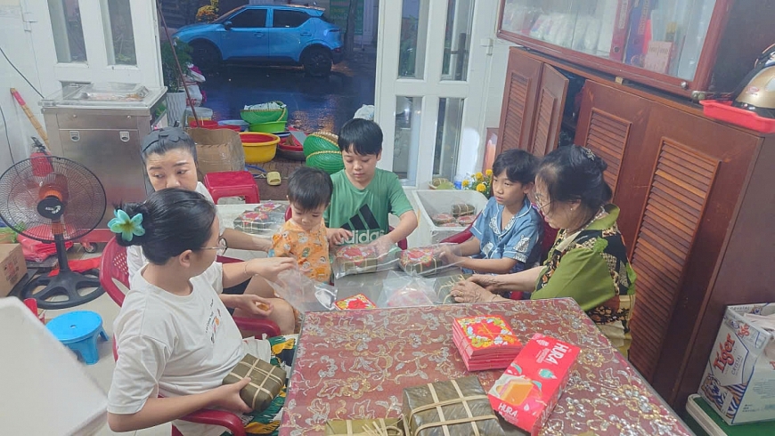 Bà cho rằng, việc cho con cháu cùng tham gia gói bánh chưng chính là cách tự nhiên nhất để truyền lại nếp xưa