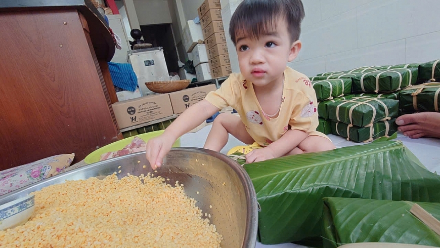 Dù còn nhỏ, bé Phúc vẫn háo hức tham gia từng công đoạn