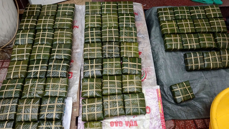 Khi bánh chín, bánh được rửa sạch lớp nhựa lá, ép nhẹ để định hình vuông vức