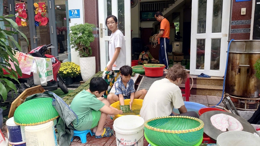 Gói bánh chưng không chỉ để có món ăn ngày Tết mà còn là dịp con cháu sum họp
