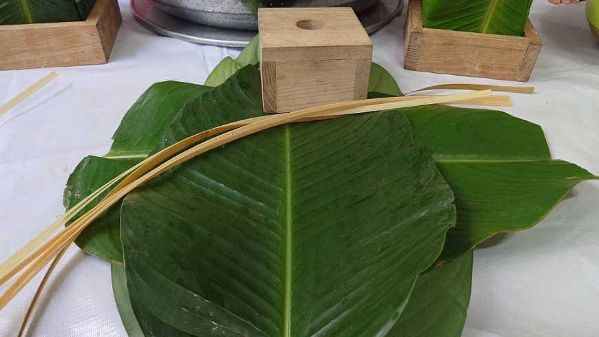 Trước khi gói, lá được rửa sạch nhiều lần, lau khô, cắt gọn sống để khi luộc bánh lên có màu xanh mướt, vuông vức