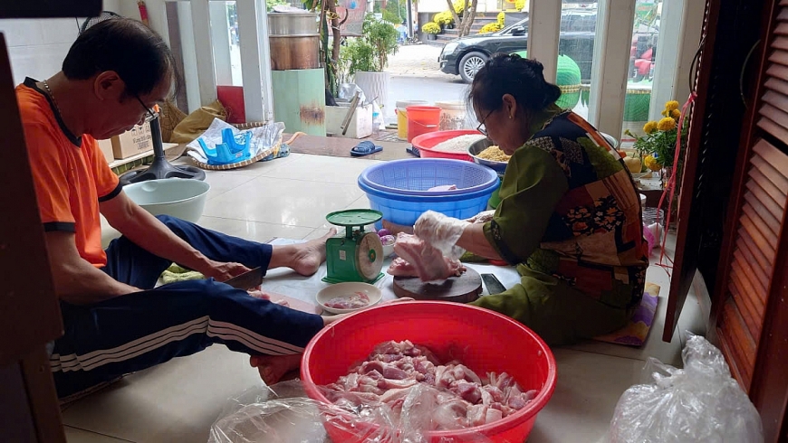 Thịt chỉ ướp muối, tiêu và hành khô, đủ để giữ vị ngọt tự nhiên sau nhiều giờ nấu