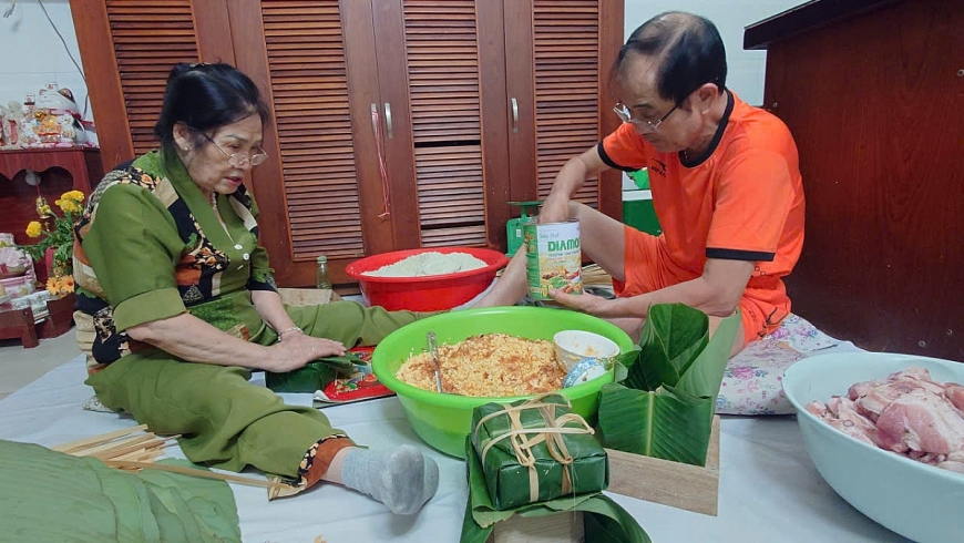 Vợ chồng ông Nguyễn Đức Lộ, người cao tuổi phường Tân Hưng, TP. Hồ Chí Minh nấu những nồi bánh chưng truyền thống, bền bỉ giữ gìn hương vị Tết Bắc giữa lòng đô thị phương Nam 30 năm qua