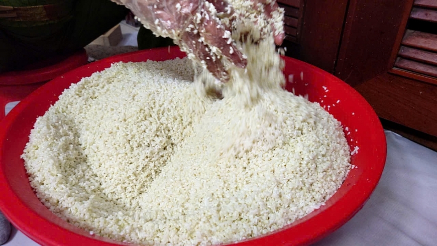 Gạo phải là nếp Bắc hạt tròn, thơm tự nhiên, khi nấu dẻo mà không nát. Gạo được vo nhẹ, ngâm đủ giờ, trộn chút muối hạt và thêm nước cốt lá dứa để tạo màu xanh dịu mắt