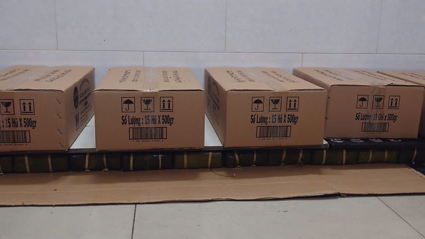 Bánh được xếp ngay ngắn, ép nhẹ bằng ván phẳng trong vài giờ để thoát bớt nước, giữ dáng vuông đẹp, khi cắt ra sắc cạnh, lớp nếp dẻo mịn ôm trọn phần nhân