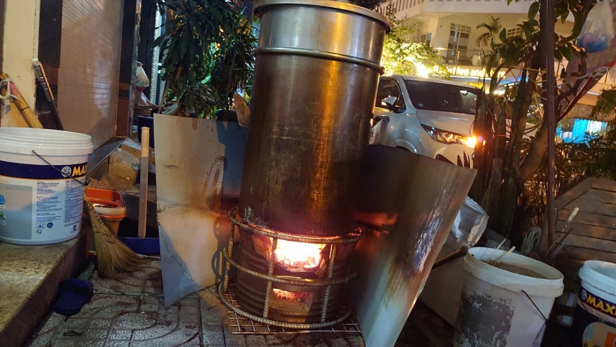 Trong suốt quá trình nấu kéo dài 8–10 giờ liên tục, luôn châm thêm nước sôi, canh lửa