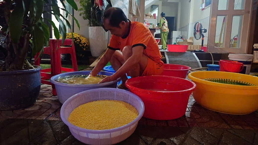 Đậu xanh là loại đậu ta hạt nhỏ, ruột vàng, vị bùi