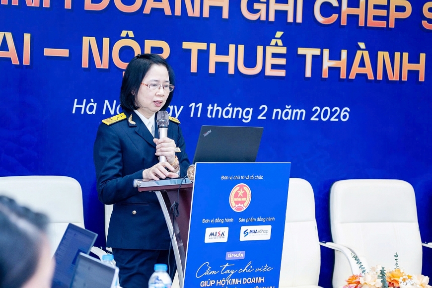 Bà Nguyễn Thu Trà, Trưởng Ban Quản lý Tuân thủ và Hỗ trợ người nộp thuế phát biểu tại buổi tập huấn.