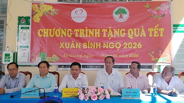 Các đại biểu dự buổi trao quà