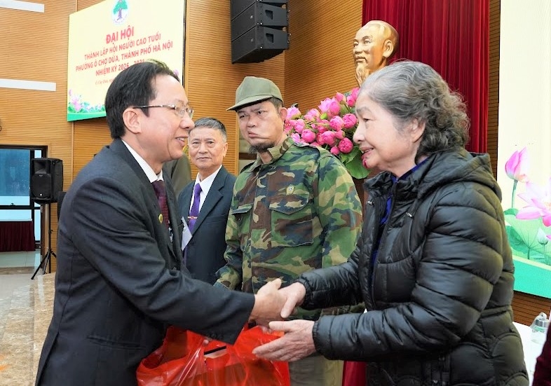 Tặng quà Tết cho NCT hoàn cảnh khó khăn phường Ô Chợ Dừa, TP Hà Nội nhân dịp Xuân mới Bính Ngọ 2026