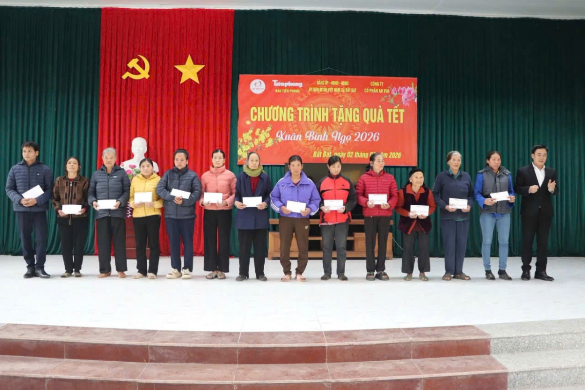 Hội NCT xã Bất Bạt tặng quà NCT hoàn cảnh khó khăn nhân dịp Xuân Bính Ngọ 2026