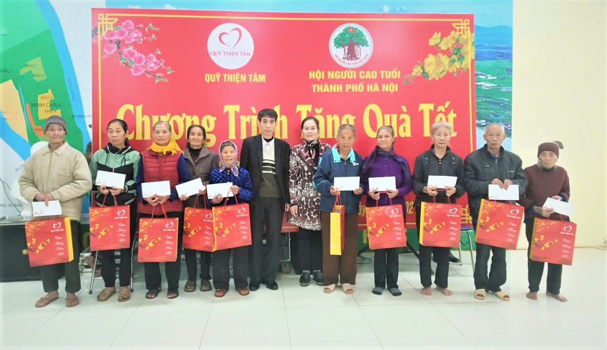 Hội NCT xã Minh Châu, TP Hà Nội tặng quà Tết cho NCT từ nguồn hỗ trợ của Quỹ Thiện Tâm, Tập đoàn Vingroup