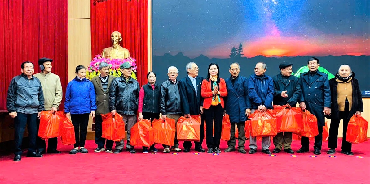 Hội NCT xã Tây Phương tặng quà Tết cho hội viên khó khăn