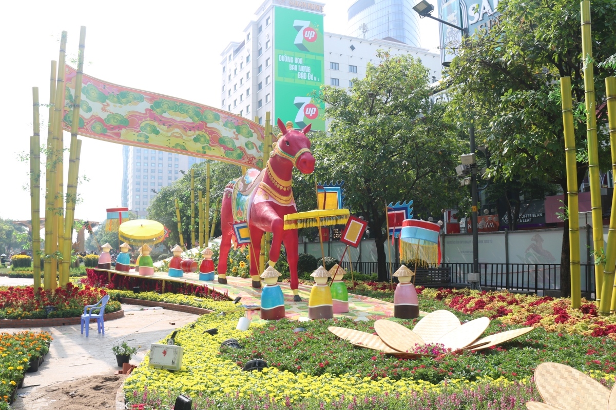 Đường hoa Nguyễn Huệ gấp rút hoàn thiện, sẵn sàng khai trương đón Tết Bính Ngọ 2026