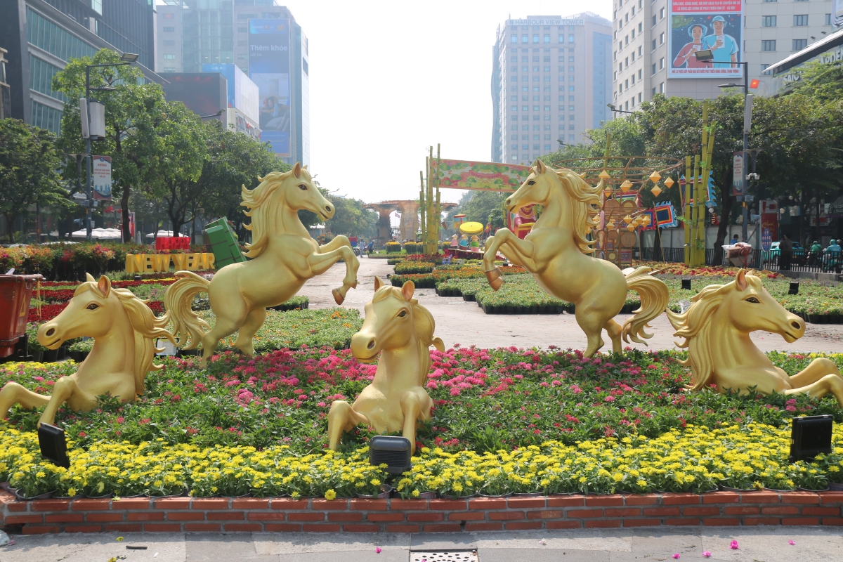 Đường hoa Nguyễn Huệ gấp rút hoàn thiện, sẵn sàng khai trương đón Tết Bính Ngọ 2026