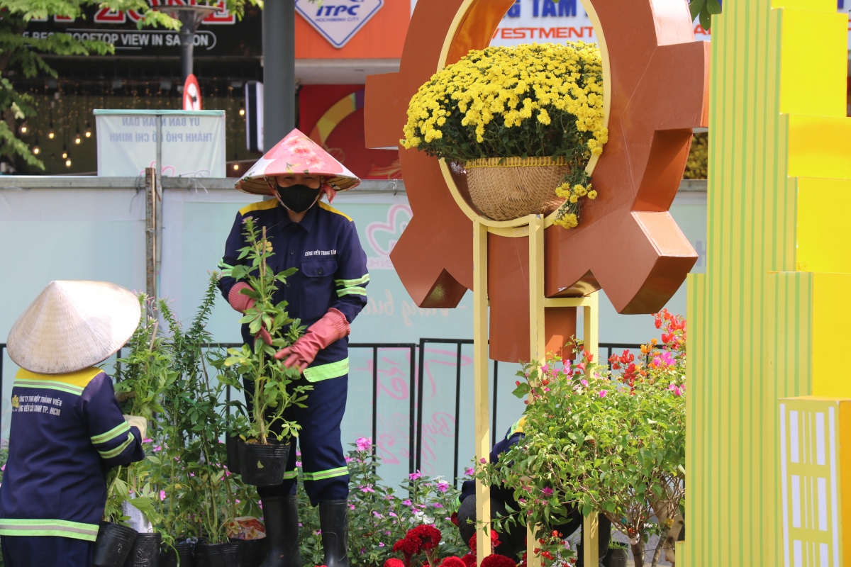 Đường hoa Nguyễn Huệ gấp rút hoàn thiện, sẵn sàng khai trương đón Tết Bính Ngọ 2026