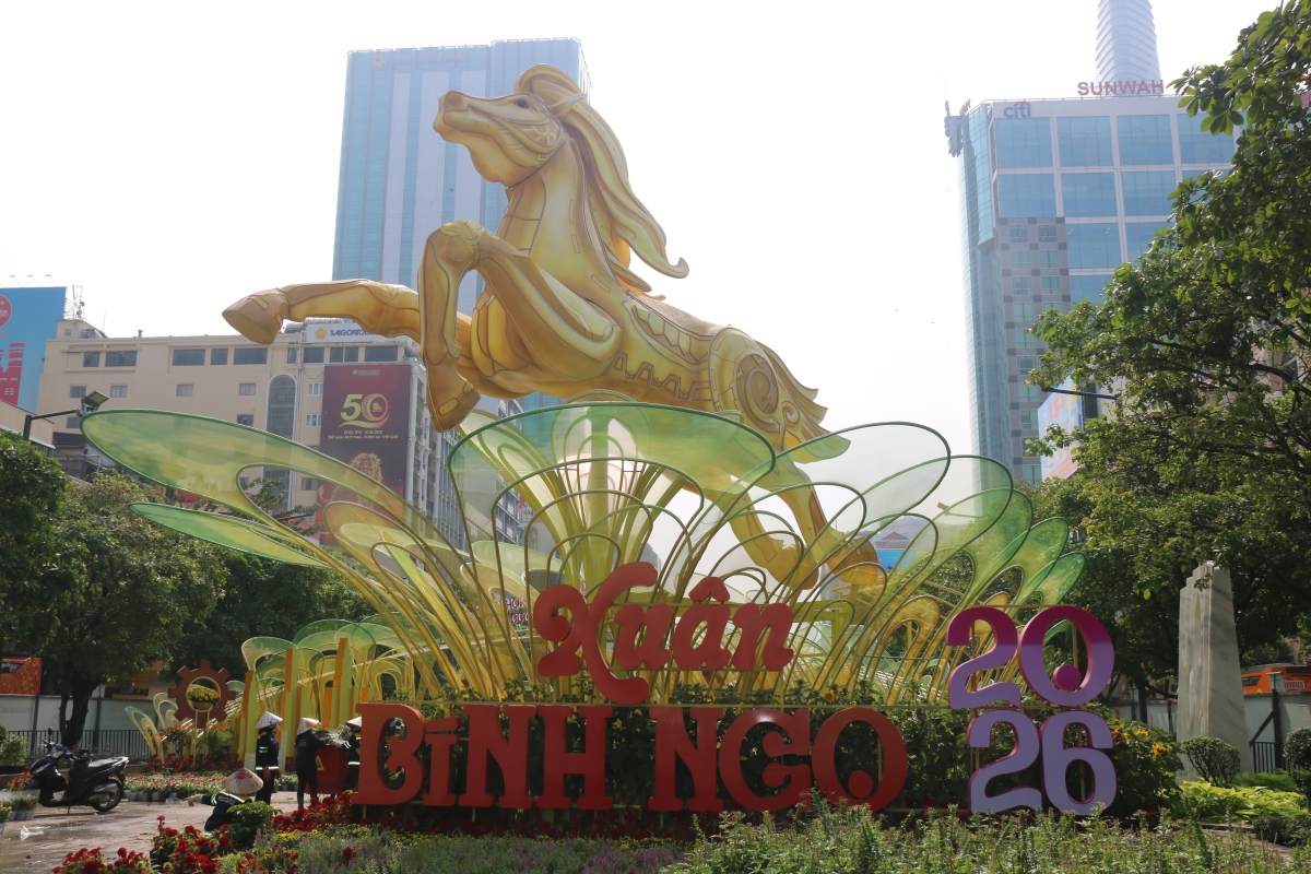 Đường hoa Nguyễn Huệ gấp rút hoàn thiện, sẵn sàng khai trương đón Tết Bính Ngọ 2026