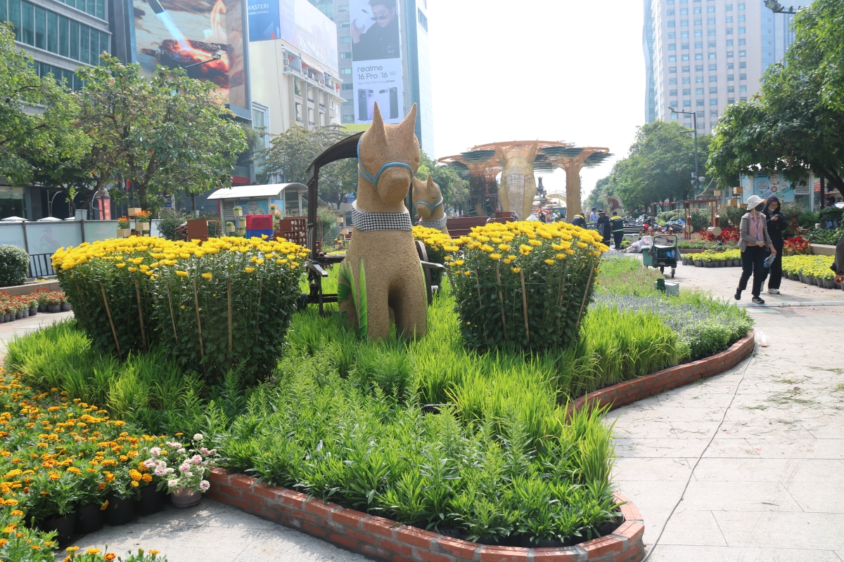 Đường hoa Nguyễn Huệ gấp rút hoàn thiện, sẵn sàng khai trương đón Tết Bính Ngọ 2026