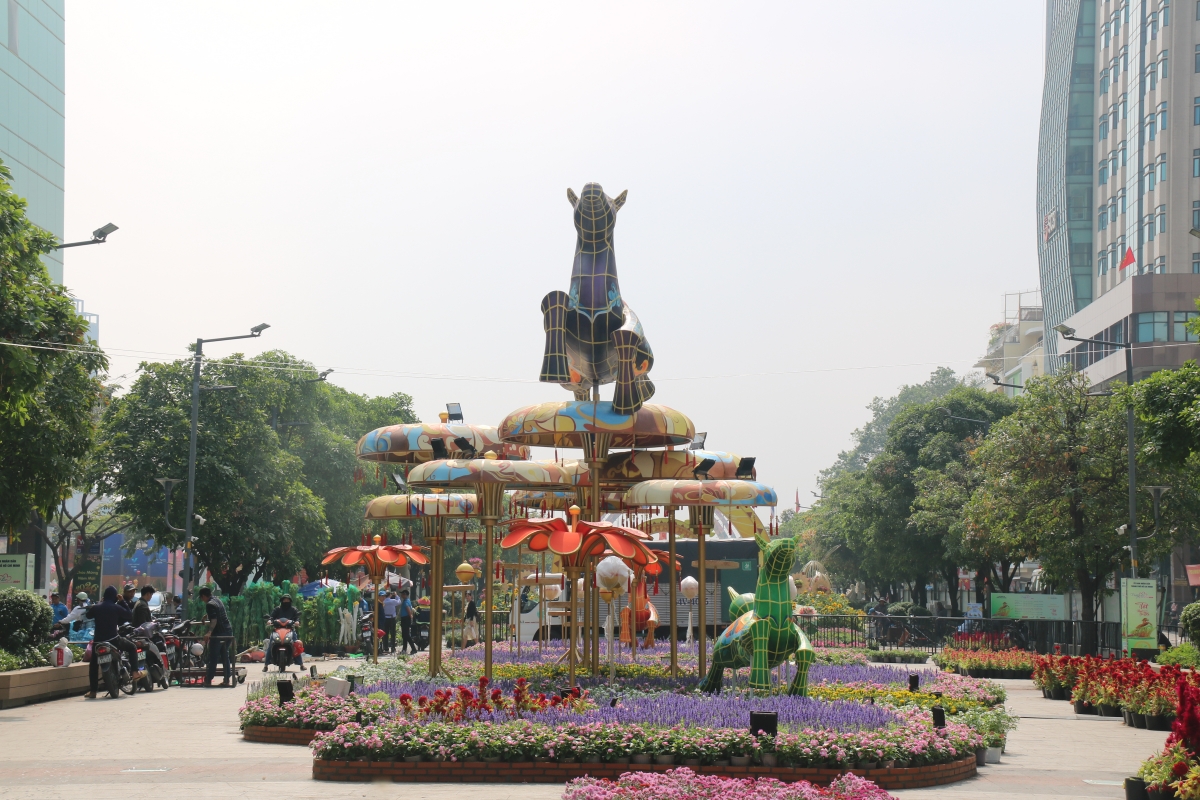 Đường hoa Nguyễn Huệ gấp rút hoàn thiện, sẵn sàng khai trương đón Tết Bính Ngọ 2026