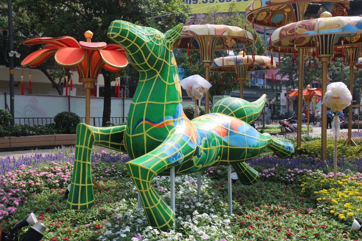 Đường hoa Nguyễn Huệ gấp rút hoàn thiện, sẵn sàng khai trương đón Tết Bính Ngọ 2026