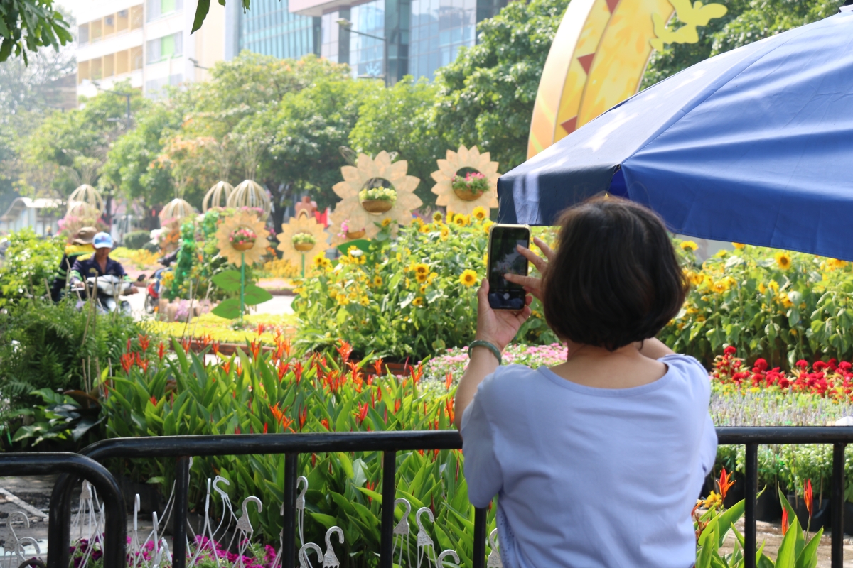 Đường hoa Nguyễn Huệ gấp rút hoàn thiện, sẵn sàng khai trương đón Tết Bính Ngọ 2026