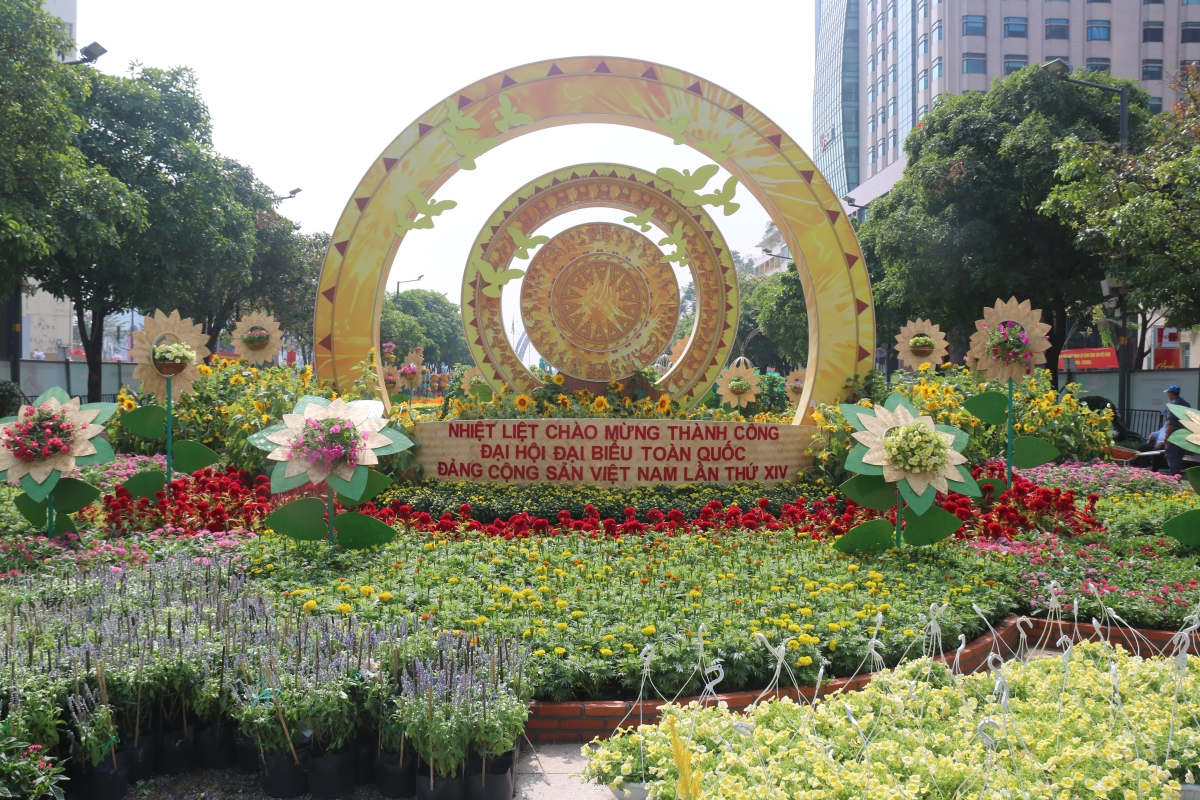 Đường hoa Nguyễn Huệ gấp rút hoàn thiện, sẵn sàng khai trương đón Tết Bính Ngọ 2026