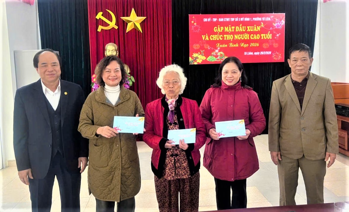 Phó Chủ tịch Thường trực Hội NCT Việt Nam Trương Xuân Cừ tặng quà mừng thọ NCT phường Từ Liêm