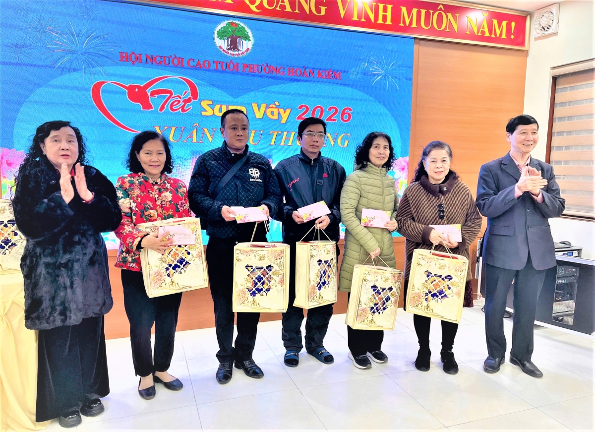 Phường Hoàn Kiếm tặng quà hỗ trợ NCT hoàn cảnh khó khăn nhân dịp Xuân Bính Ngọ 2026