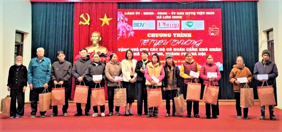 Tặng quà NCT hoàn cảnh khó khăn xã Liên Minh, TP Hà Nội