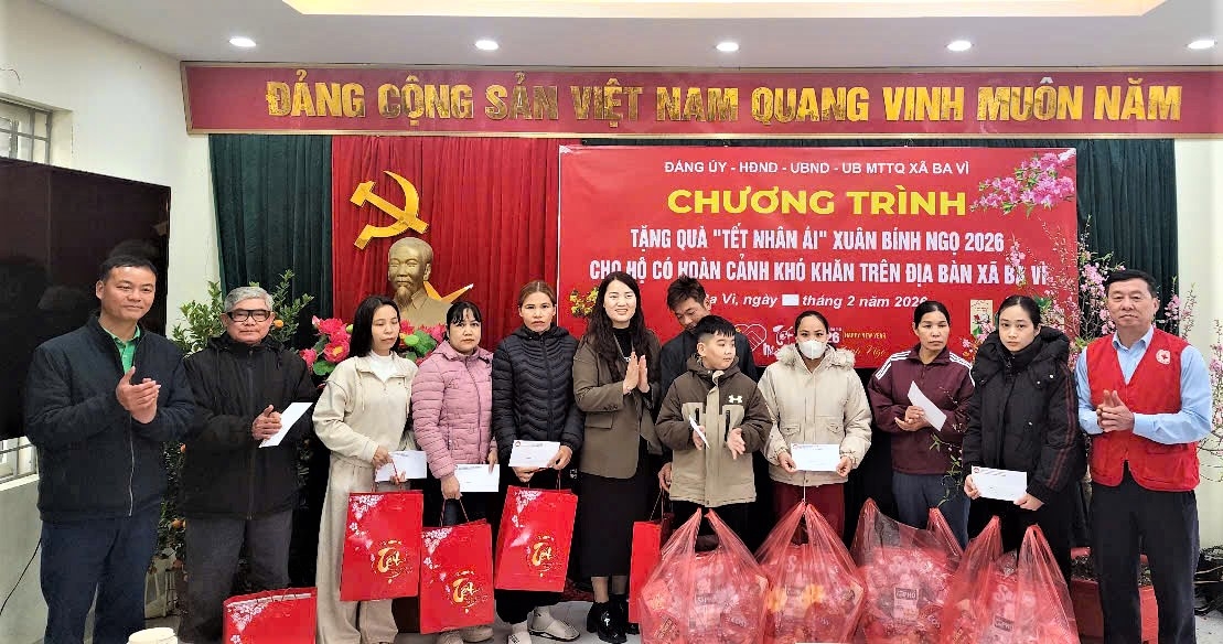 Xã Ba Vì tặng quà Tết NCT nghèo