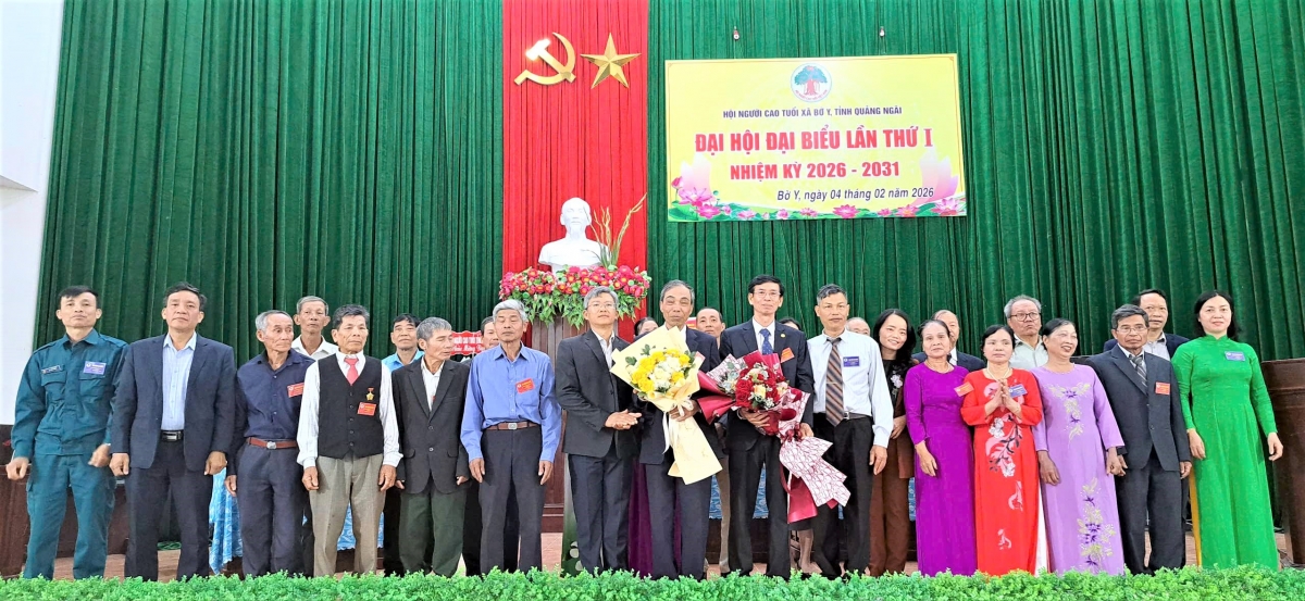 Lãnh đạo Hội NCT tỉnh Quảng Ngãi và xã Bờ Y tặng hoa chúc mừng Ban Chấp hành Hội NCT xã