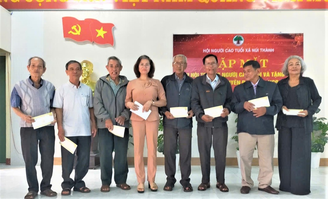 Tặng quà Tết cho NCT xã Núi Thành, TP Đà Nẵng