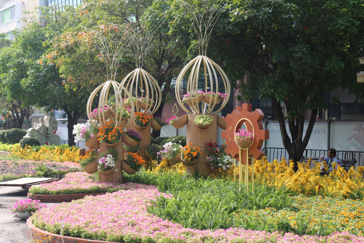 Đường hoa Nguyễn Huệ gấp rút hoàn thiện, sẵn sàng khai trương đón Tết Bính Ngọ 2026