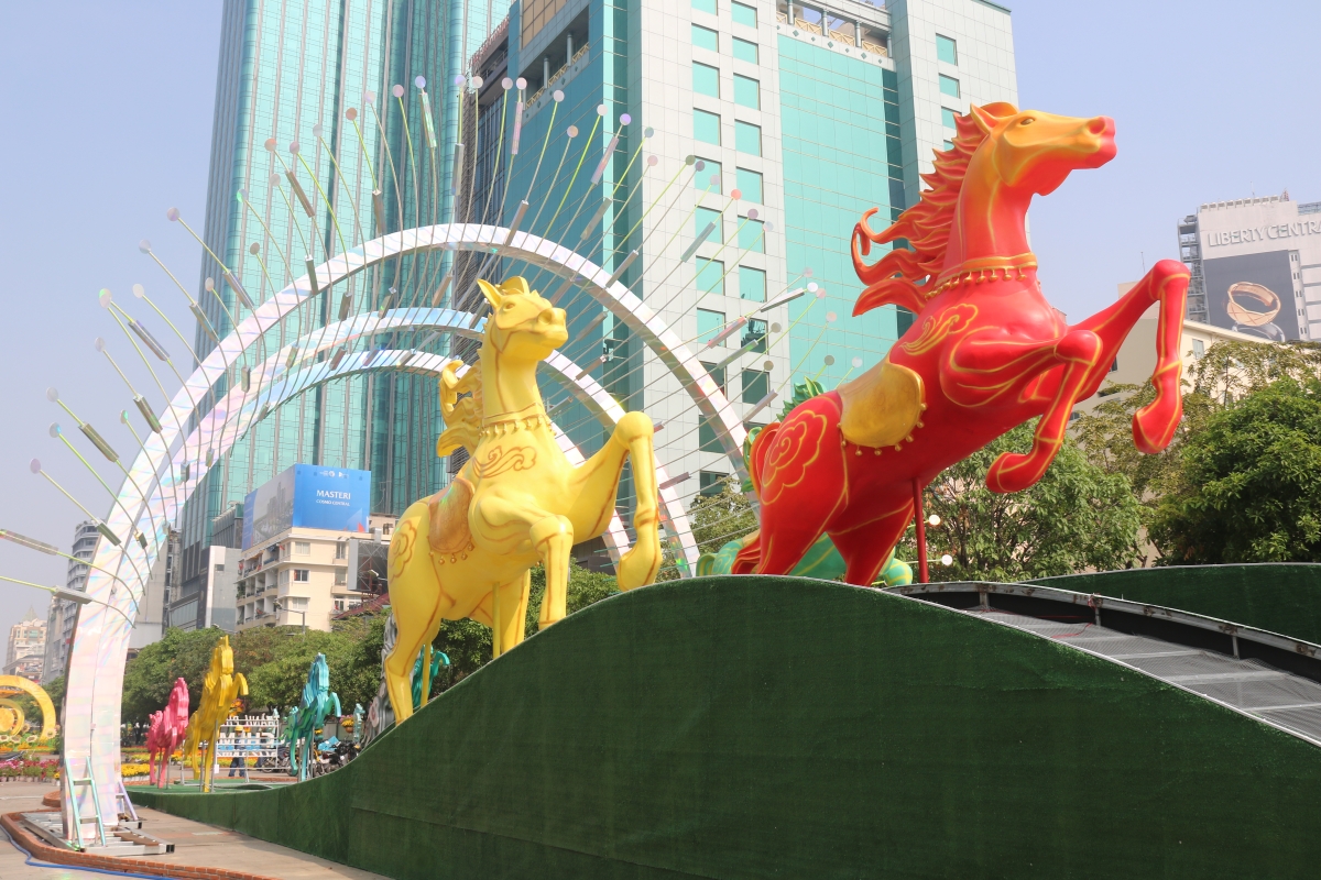 Đường hoa Nguyễn Huệ gấp rút hoàn thiện, sẵn sàng khai trương đón Tết Bính Ngọ 2026