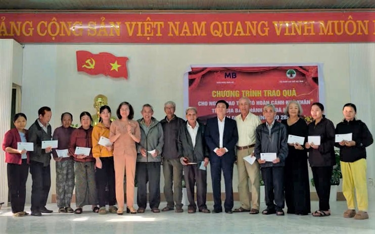 Tặng quà Tết cho NCT xã Núi Thành, TP Đà Nẵng