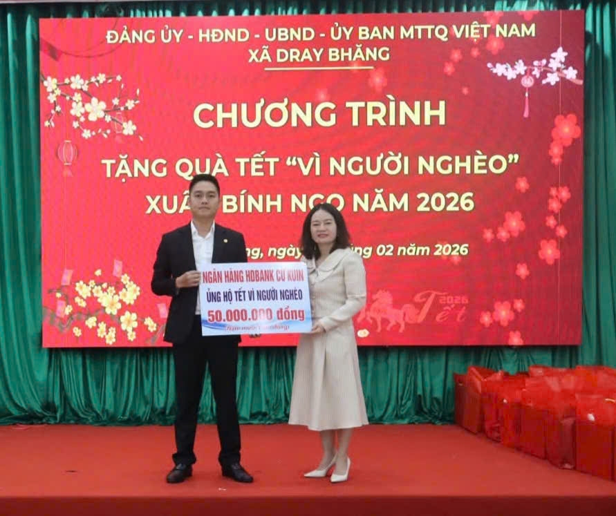 Đại diện Ngân hàng HDbank Chi nhánh Đắk Lắk trao tặng 50 triệu đồng ủng hộ Tết Nhân Ái của xã Dray Bhăng, tỉnh Đắk Lắk