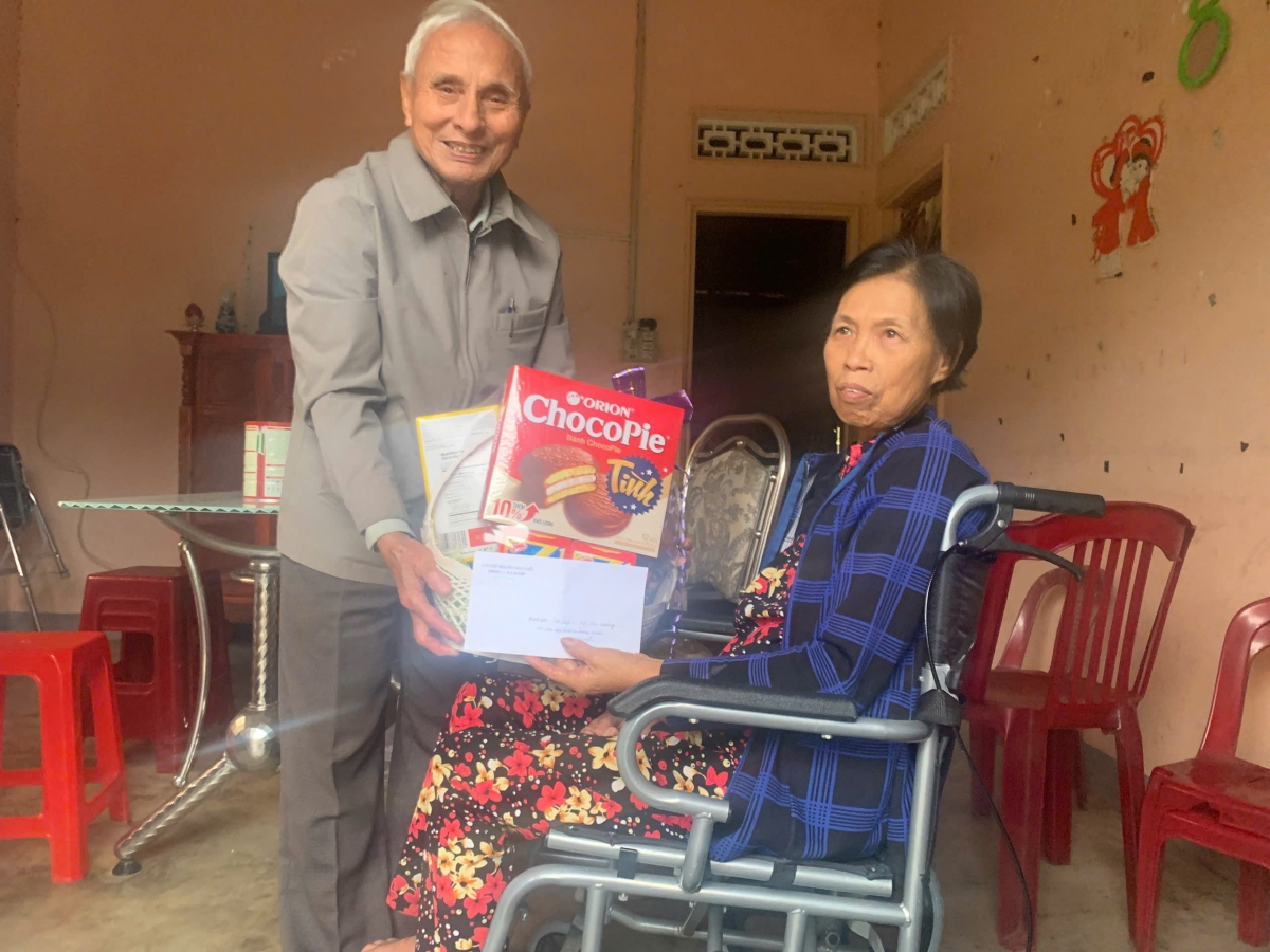 Hội NCT xã Ea Knop, tỉnh Đắk Lắk tặng quà hội viên mắc bệnh hiểm nghèo nhân dịp Tết nguyên đánBính Ngọ 2026 với phương châm không để ai ở lại phía sau.