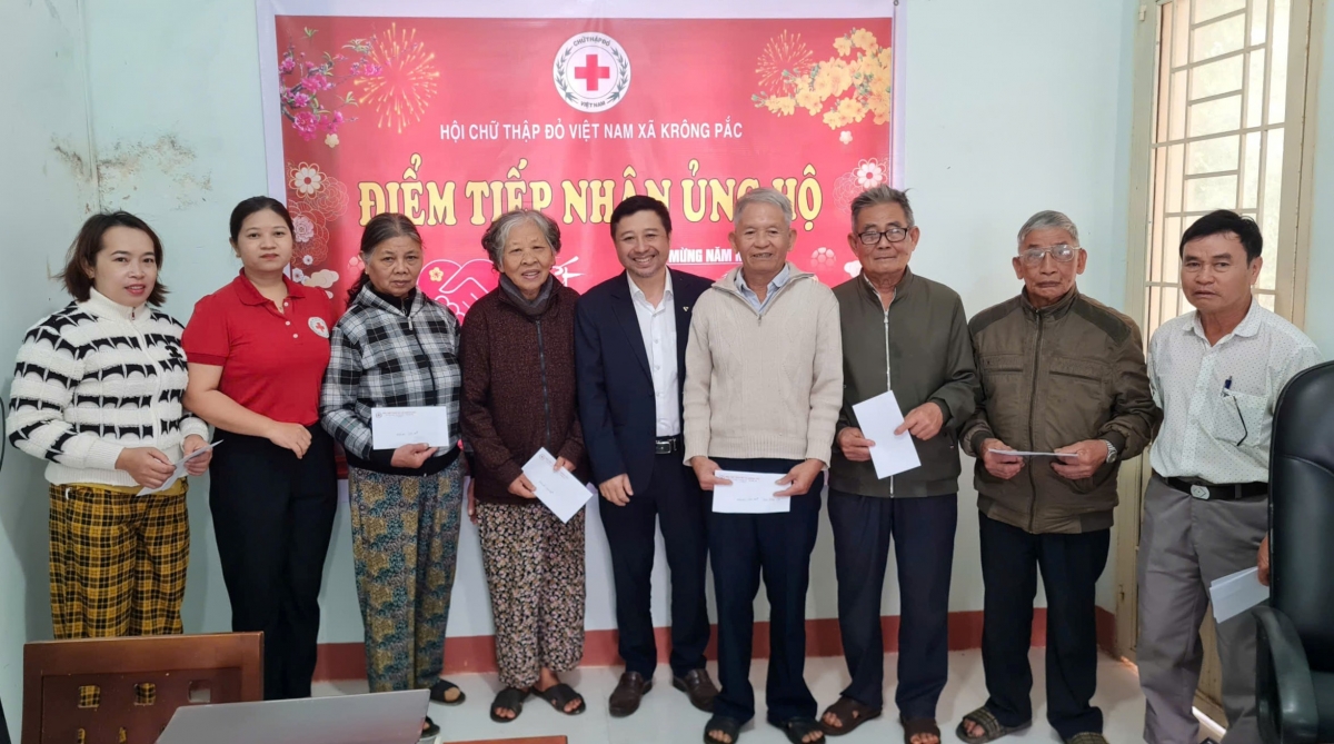 Xã Krông Pắc, tỉnh Đắk Lắk trao quà cho NCT nghèo