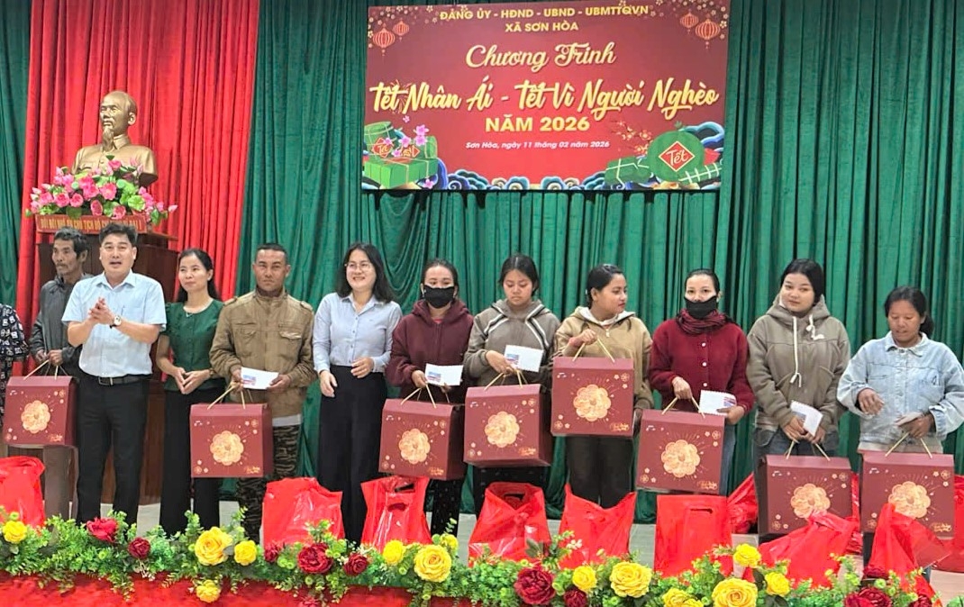 Xã Sơn Hòa, tỉnh Đắk Lắk trao quà Tết cho NCT nghèo