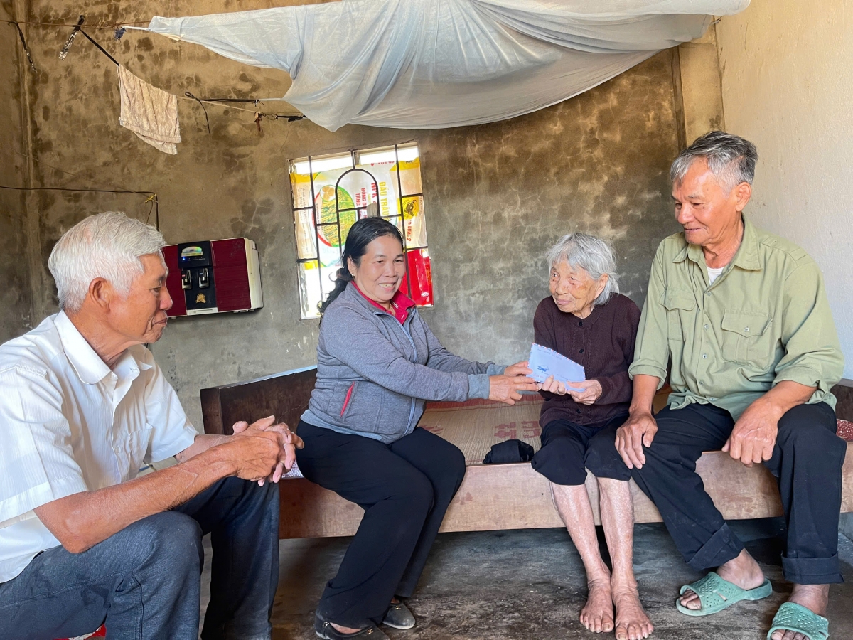 Tặng quà NCT hoàn cảnh khó khăn xã Dur Kmăl