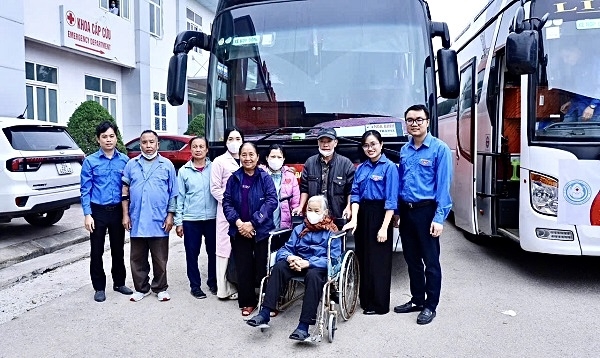 “Chuyến xe nghĩa tình ngày Tết” của Bệnh viện Đa khoa tỉnh Ninh Bình hỗ trợ hơn 200 bệnh nhân có hoàn cảnh khó khăn về quê
